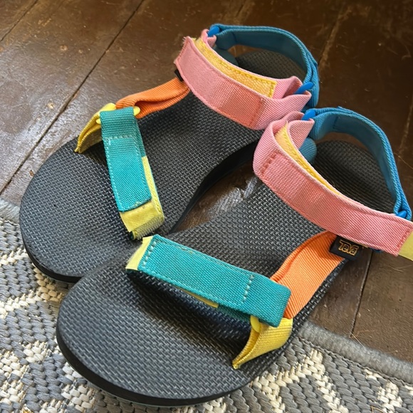 Teva Shoes - Colorblock tevas size 7 // 04130